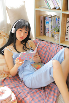 露出胸部的美女